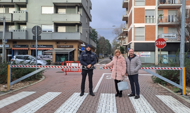 Una delle sbarre installate nei pressi delle scuole a Castellanza