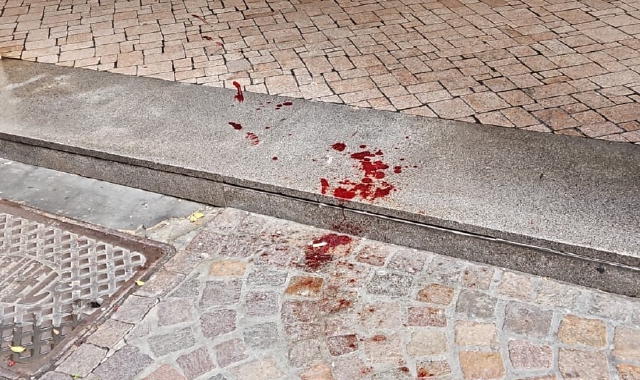 La scia di sangue sotto i portici di via Mazzini a Gallarate (Foto Redazione)
