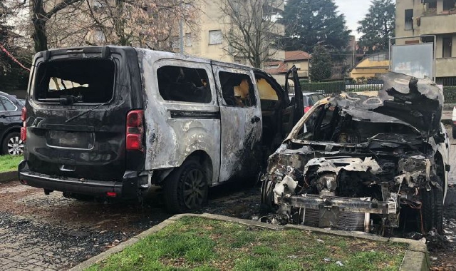 I veicoli distrutti dalle fiamme