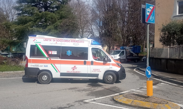 L’ambulanza intervenuta per soccorrere il ciclista investito