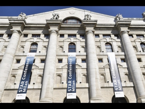 Borsa: Milano tiene (+0,1%), corrono Tenaris, Intesa e Iveco