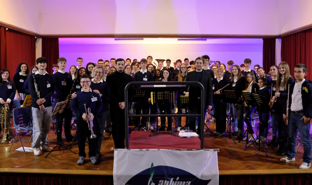 La banda si esibisce diretta dal maestro Mattia Roscio
