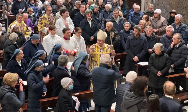 Folla per l’addio a monsignor Galimberti: «Uomo di pace e riconciliazione»