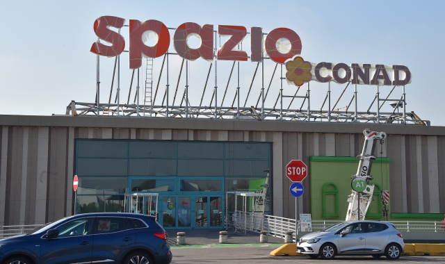 Il giovane ha preso il joystick dagli scaffali del reparto elettronica (foto Archivio)