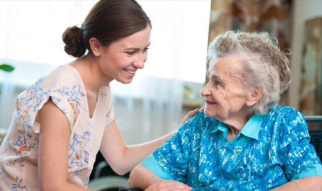 Paziente anziano sostenuto da caregiving (Foto Archivio)