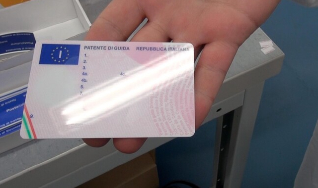 All’esame della patente nasconde l’auricolare in bocca: denunciato