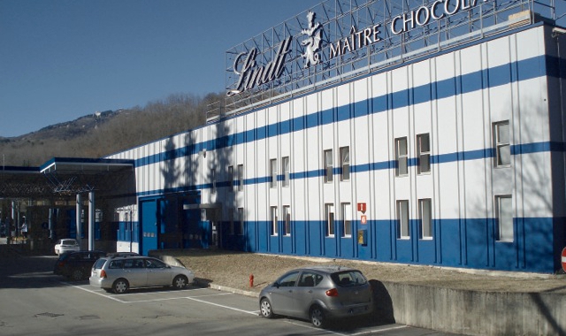 Lo stabilimento Lindt di Induno Olona (foto Archivio)