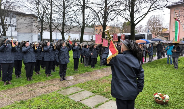 Saronno, la Fanfara per il bersagliere novantenne