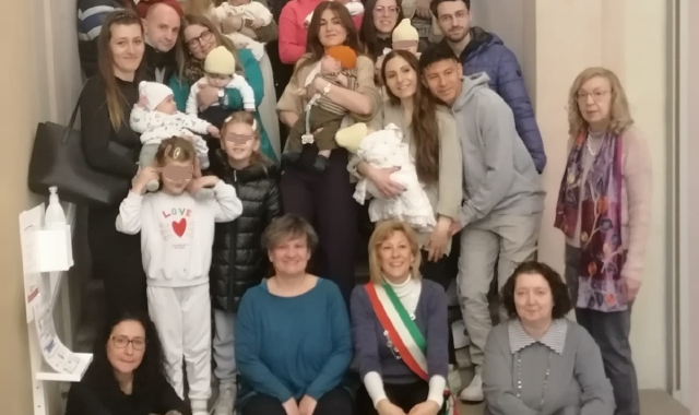 La carezza di Castellanza ai neonati