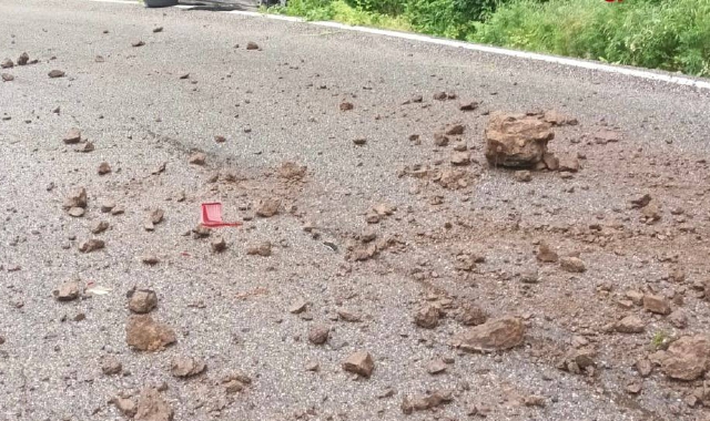 La strada è stata invasa dai detriti (foto Archivio)