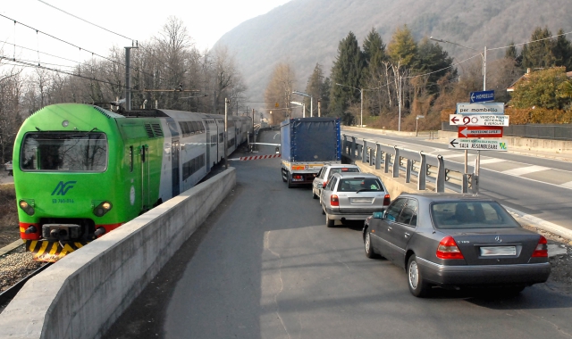 Veicolo contro passaggio a livello, treni fermi