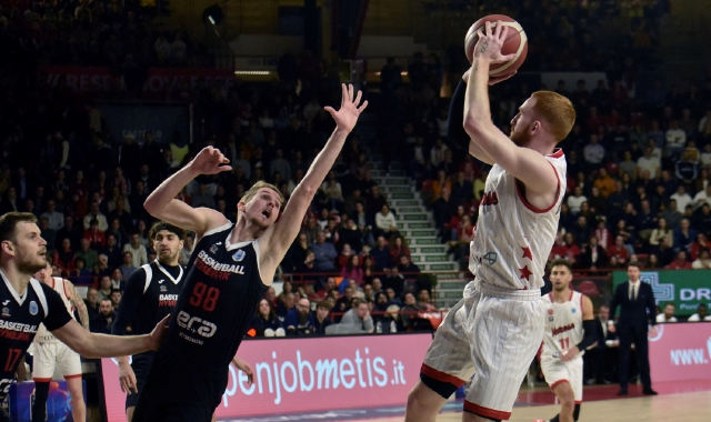 Nico Mannion al tiro contro Nymburk (foto Angelo Puricelli - Blitz)