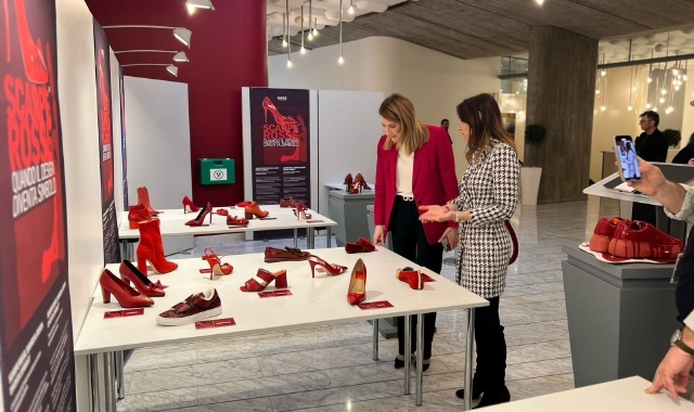 L’eurodeputata bustocca Isabella Tovaglier, il presidente dell’Eurocamera Roberta Metsola e l’assessore regionale lombarda alla Famiglia, Solidarietà sociale, Disabilità e Pari opportunità Elena Lucchini alla mostra Scarpe Rosse (Foto Redazione)