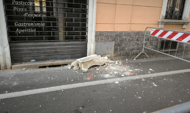 Il pezzo di balconata colpita dal camion in via Vincenzo Monti (Foto Agenzia Blitz)