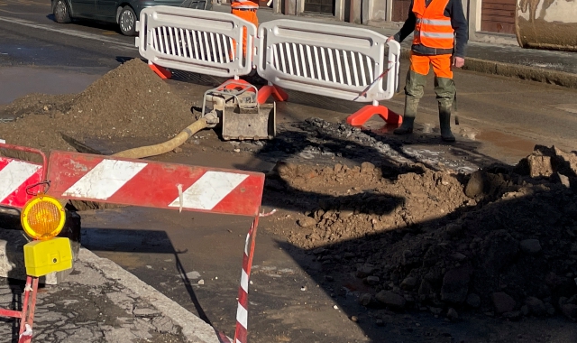 Tecnici al lavoro per una perdita d’acqua a Malnate (foto Archivio)