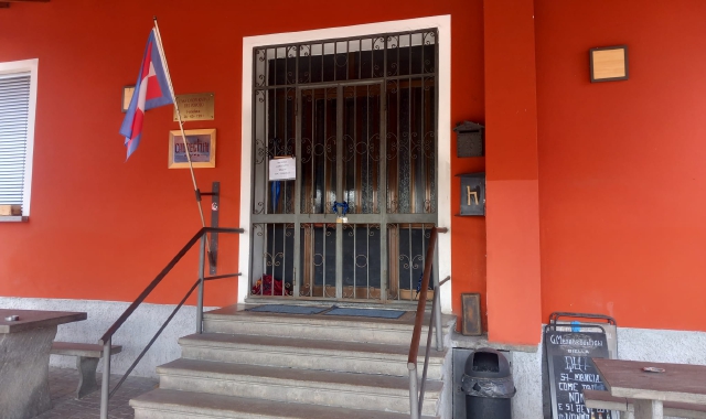 Un lucchetto chiude l’accesso al circolo Arci di Paruzzaro