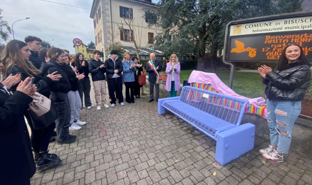 L’inaugurazione della panchina lilla a Bisuschio