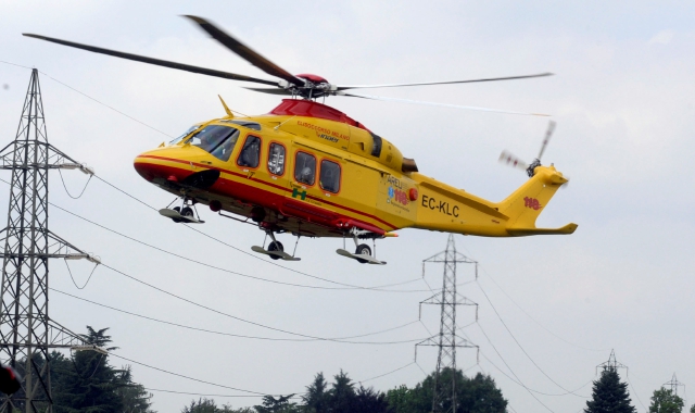Incidente a Olgiate, l’elisoccorso atterra nella rotonda
