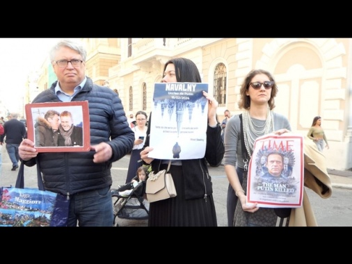 Fila all'ambasciata russa a Roma, 'Russia libera'
