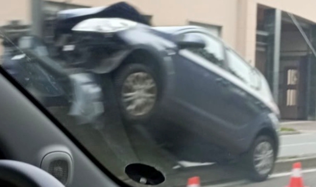 Gallarate, auto sul palo della luce