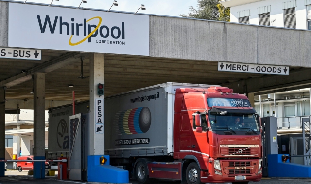 Lo stabilimento Whirlpool di Cassinetta a Biandronno (foto Archivio)