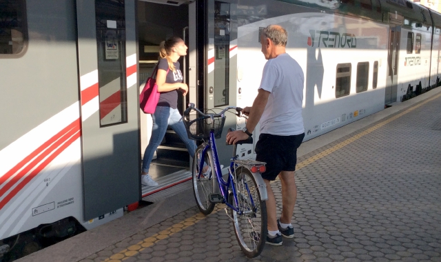 Per viaggiare con una bici al seguito non si dovrà più pagare il supplemento (foto Archivio)