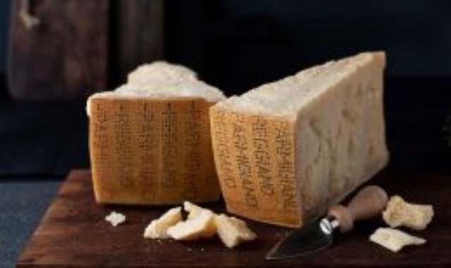 Rubano 59 pezzi di Parmigiano al supermercato: bloccati a Gavirate