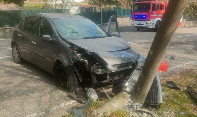 Auto contro un palo, paura alla Prima Cappella