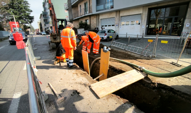 I lavori in via San Francesco a Saronno (foto Blitz)