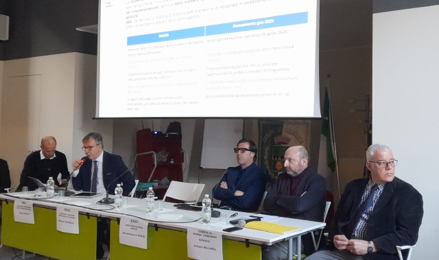 Il tavolo dei relatori in sala polivalente (Foto Redazione)