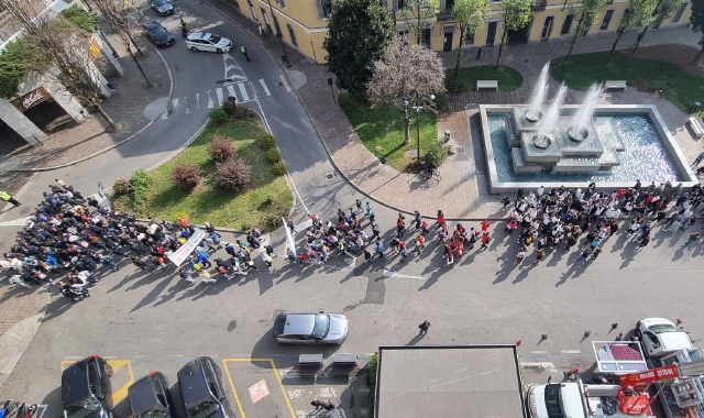 Il corteo dei ragazzi visto dall’alto