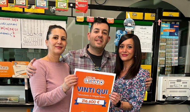 Il cartello della vincita al bar e tabaccheria Alfredo di Avigno