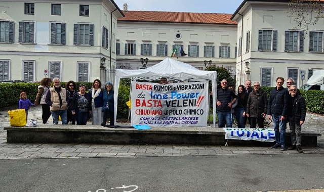 Il presidio davanti al municipio di Castellanza