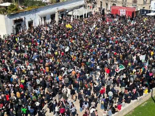 Migliaia in piazza a Bari per esprimere solidarietà a Decaro