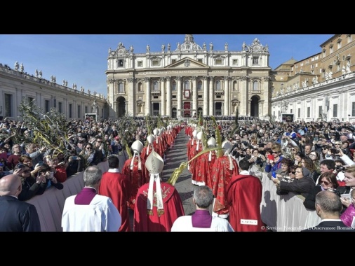 Il Papa con la voce affaticata, non legge l'omelia