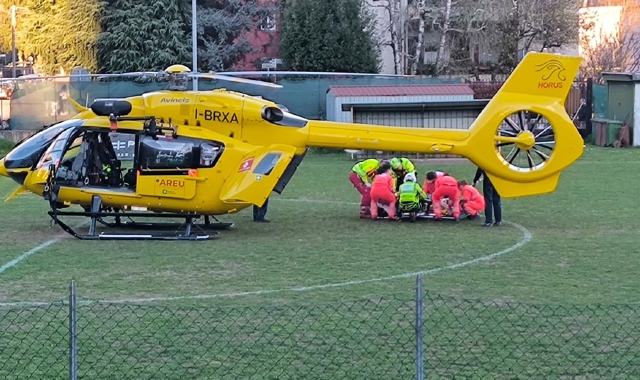 La donna è stata trasportato con l’elicottero in ospedale (foto Blitz)
