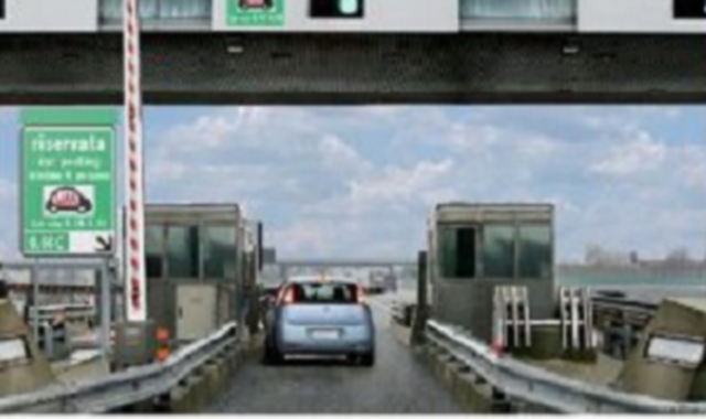 Fino allo scoppio della pandemia di Covid il carpooling era incentivato: sulla A8 c’era una corsi dedicata con forte sconto del pedaggio