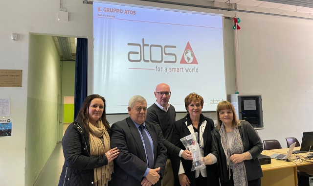 Il Gruppo Atos all’Istituto d’Istruzione Superiore “Carlo Alberto Dalla Chiesa” di Sesto Calende (Foto Confindustriavarese)