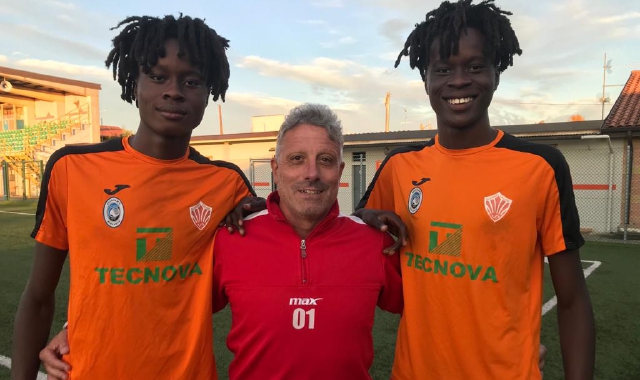 I gemelli Marco e Michele Oronsaye con l’allenatore Sergio Galeazzi (foto Redazione)