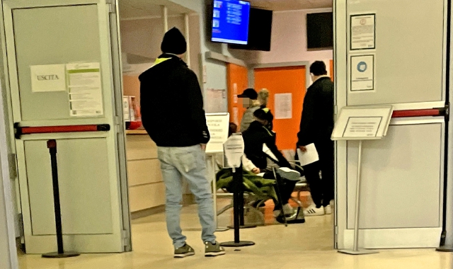 L’uomo aveva sferrato una gomitata alla guardia giurata in servizio al pronto soccorso (foto Archivio)