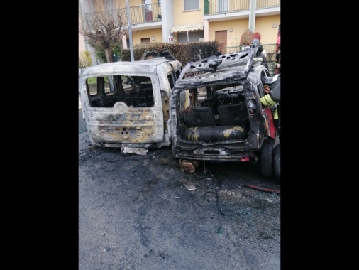 Morto l'uomo che si è dato fuoco nell'auto davanti casa