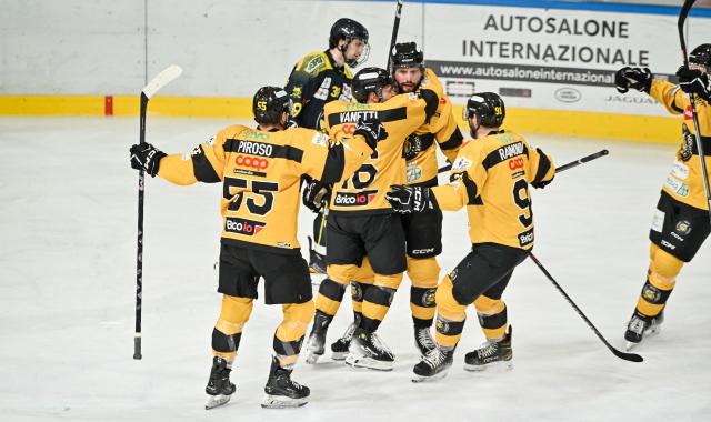 L’esultanza dei Mastini che stasera hanno superato Appiano (foto Blitz)