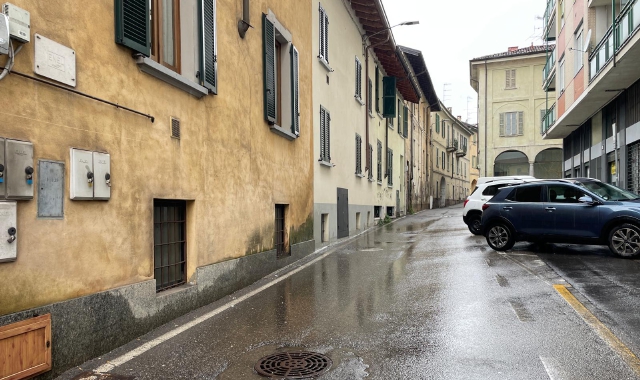 L’episodio è avvenuto in via Walder (foto Agenzia Blitz)