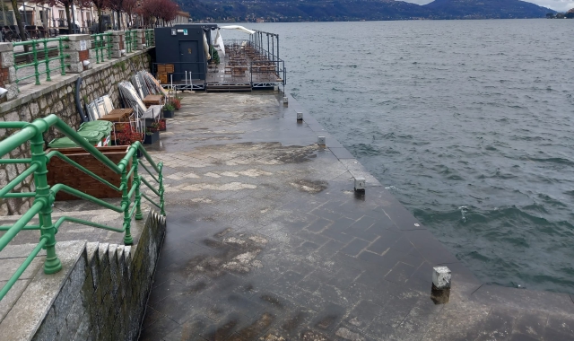 Arona: il lago si alza, la passeggiata chiude