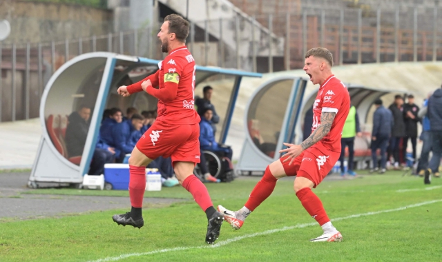 L’esultanza di Vitofrancesco che segna il primo gol del Varese nel match con la Sanremese (foto Stefano Benvegnù/BLITZ)