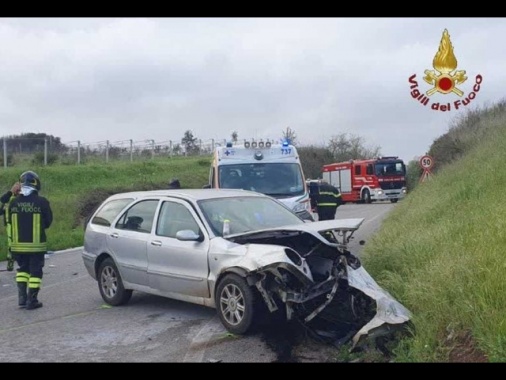 Scontro fra 3 auto sulla Pontina, muore una bimba