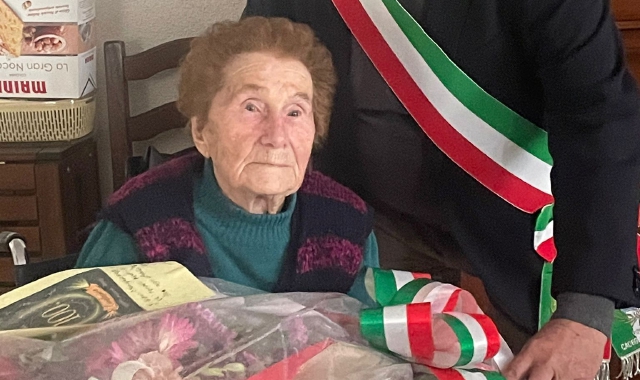 Nonna Maria col mazzo di fiori portatole dal sindaco