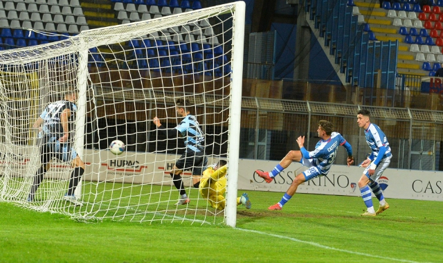 Un’azione d’attacco della Pro Patria nella gara col Legnago  (Foto Domenico Ghiotto)