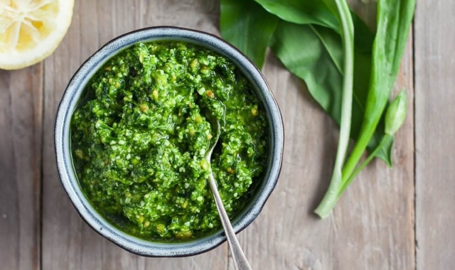 Il pesto realizzato con l’aglio selvatico (Foto Archivio)