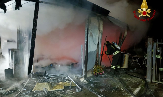 Bar divorato dalle fiamme a Invorio